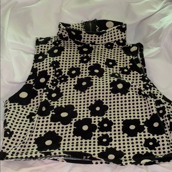 CUTE CROP TOP WITH FLOWERS - Picture 1 of 1